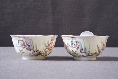 Une paire de tasses et soucoupes en porcelaine de Chine famille rose, Yongzheng